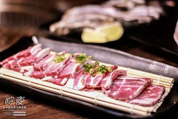 狩夜無煙炭火燒烤|桃園市桃園區“無限續點吃喝到飽”燒烤餐廳；免千元小火鍋加炭火燒烤，這個冬夜就是暖呼呼啦。