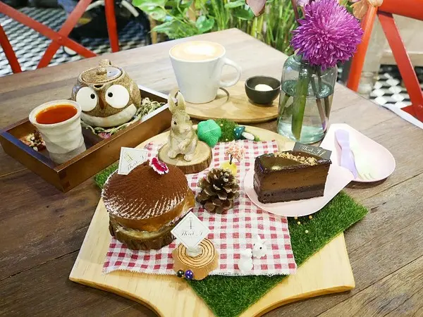 泰Thai.J-台中大墩路上花草系餐廳  滿滿植物把店內佈置得超華麗  公主系列布朗尼很吸睛              