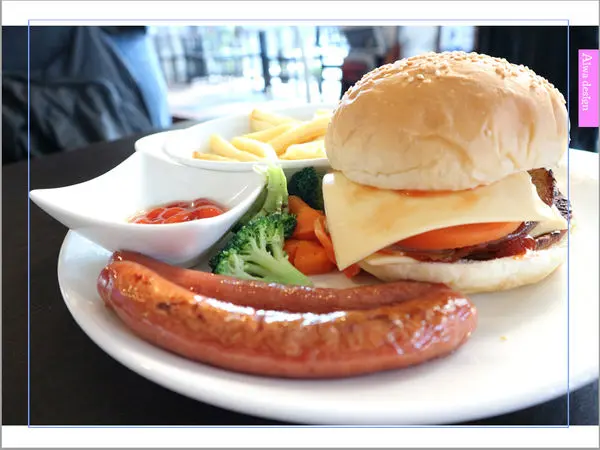 【新竹尋飽記】乘星綠洲 - 地球人的多功能驛站，享受美式餐點，欣賞百萬重機，還有夢幻旋轉木馬可拍照喔！