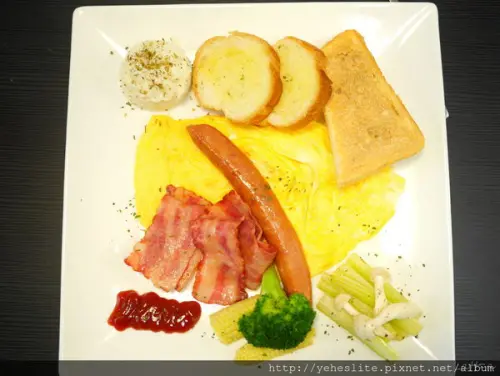 熊皮早午餐初訪 -台南早午餐新手報到，一間雖無華麗外表，但是有著配菜、主餐同樣氣勢驚人的早午餐餐廳