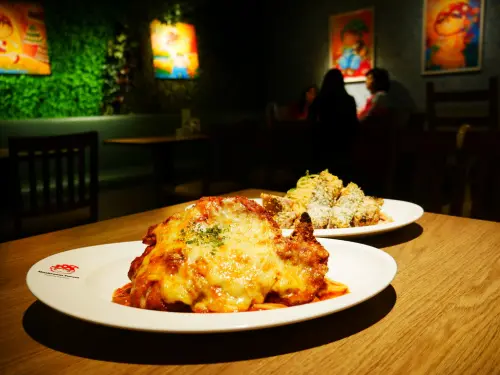 【Angelas日嚐】起司控必吃的焗烤起士肉醬薯條與牧羊人起士茄汁燉牛肉丸，桃園美食新發現，燃燒的起司魂【蘑菇森林義大利麵坊(桃園ATT筷食尚店)】