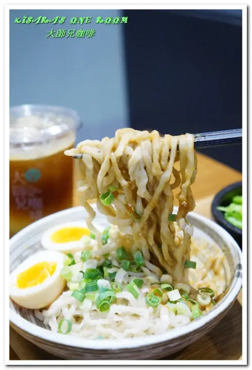 南京三民早午餐．咖啡館不只能喝咖啡，還能把麻辣鍋拿在手上吃！──大師兄咖啡        
      