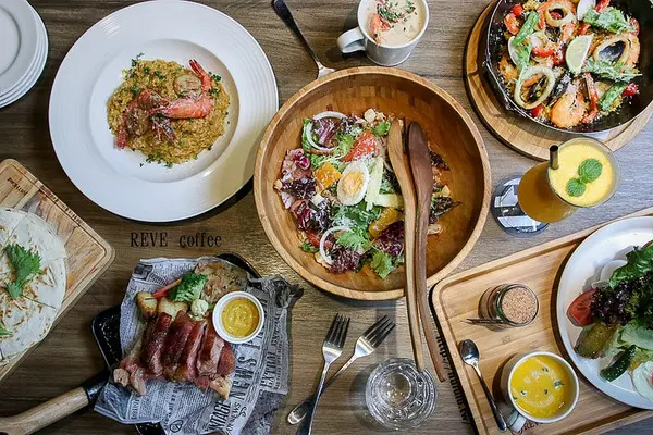 台南美食 質感工業風餐廳，聚餐必訪！現點手作的西班牙烤飯，用料澎湃義麵！嚴選食材好美味！「黑浮咖啡－萬昌店」｜台南火車站
