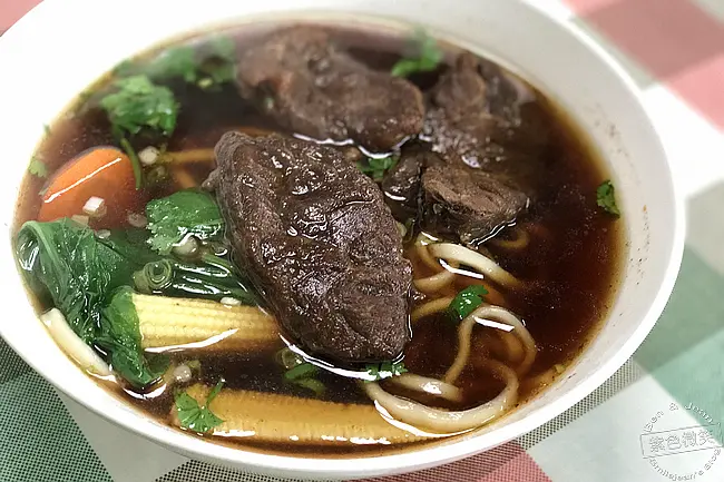 隱藏版無名牛肉麵▋宜蘭市美食小吃~牛肉麵湯好肉大塊，櫻花蝦炒飯也好吃