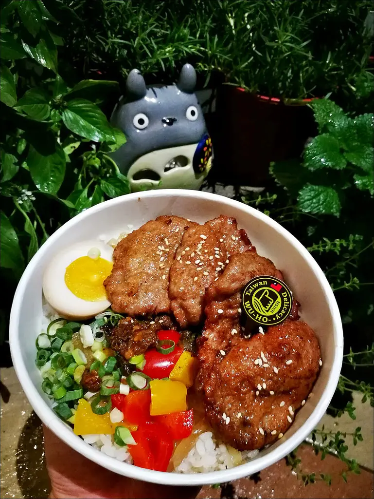 台中排骨飯推薦 》武褐手打排骨定食 新推出肉燥腰內豚丼飯跟腰內豚飯糰沙拉