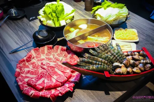 【新莊火鍋】☼湯正黑潮涮涮☼安格斯牛小排(prime)18盎司、海鮮大而新鮮，食材講究，海陸全包一次滿足！♥♥              