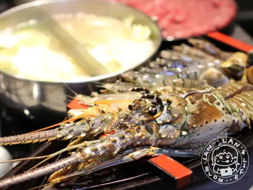 新莊火鍋 【湯正黑潮涮涮】 情侶閃蝦鍋 大龍蝦海陸大滿足 捷運新莊站 - 嵐嵐的饗樂生活誌