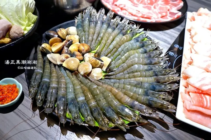 新莊火鍋 ❤ 湯正黑潮涮涮 ❤ 大份量巨無霸肉盤+蝦狠大海鮮盤 #涮涮鍋台北 #痛風美食 #海鮮控必訪 #超浮誇海陸雙饗 #鴛鴦鍋 #壽星優惠 #新莊運動公園美食