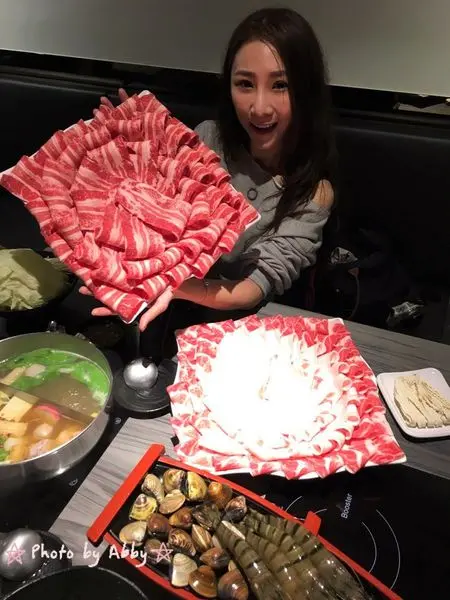 【食記:新莊火鍋】湯正黑潮涮涮．霹靂無敵飽餐（１００盎司肉片再加大草蝦）爽度破表海鮮新鮮／捷運新莊站