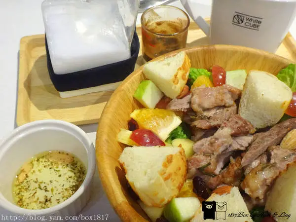 【彰化市】白色方塊咖啡&工作室。咖啡店 。 藝術。閱讀。木盆沙拉。新鮮自然