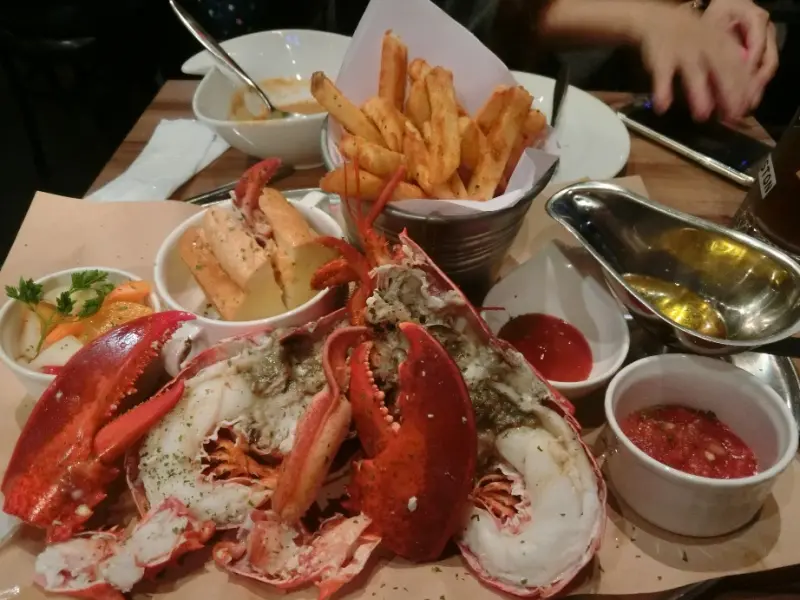 食尚期貨小咪♥【台北中山。Waynes Boston波士頓美式龍蝦牛排餐酒館｜龍蝦海鮮大餐的美味無敵、肋眼牛排實在極度優秀好吃、甜點有令人驚豔的口感喔、聖誕大餐情人節大餐跨年大餐 小咪推薦!!】