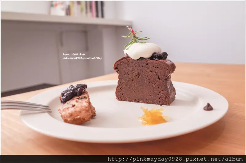 ✿高雄✿ IG打卡熱點！鹽埕區浪漫純白文青風小甜點 焦糖蘋果捲好吃 ➜ Chill Bake