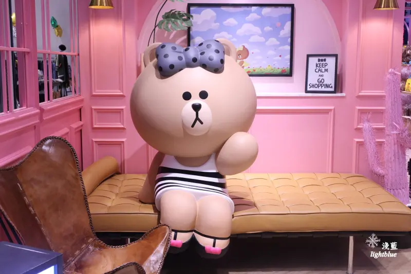 [ 市府站新光三越A11美食 ] 淺藍 × Line friends CAFE～拍照拍不停，熊大雞蛋糕與香蕉巧克力飲