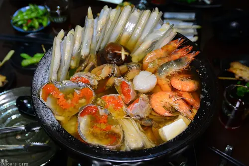 【台中│美食】海鮮燒烤餐廳推薦，澎湖食材生猛海鮮新鮮上桌，海鮮鍋底金沙中卷推薦。澤多海鮮燒烤板屋