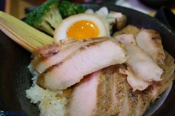【食記】高雄新興_赤燒丼飯@12種變變變的丼飯出擊 今天要嚐嚐哪一道呢
