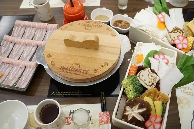 《捷運松山線/台北小巨蛋/小姑食記》Hello Kitty小火鍋親子聚餐好去處，和室包廂座位氣氛超棒！(含訂位方式及文末贈獎)