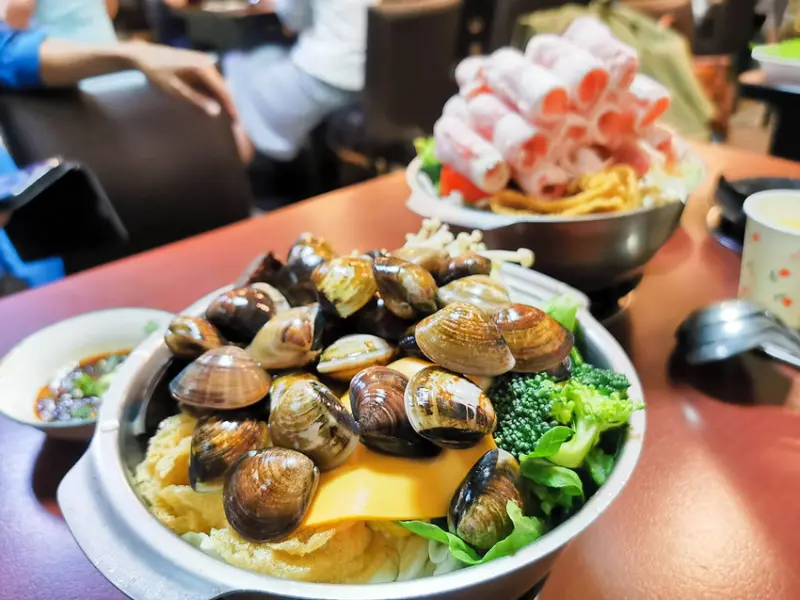 (三重火鍋)路得小火鍋,每日現熬蔬菜高湯每鍋140元起，白飯，自製泡菜，飲料，無限自助,鄰近三重國小捷運站,三和夜市