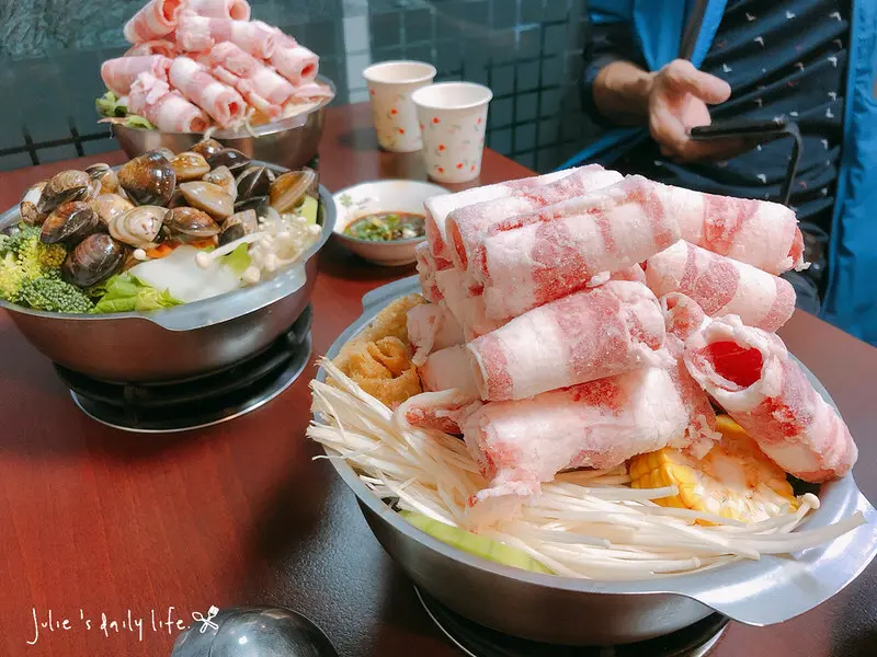 三重 小火鍋-路得小火鍋-三重國小站-肉山鍋好滿足-白飯、蜂蜜水、泡菜無限供應-附菜單 @跟著Julie一起走吧