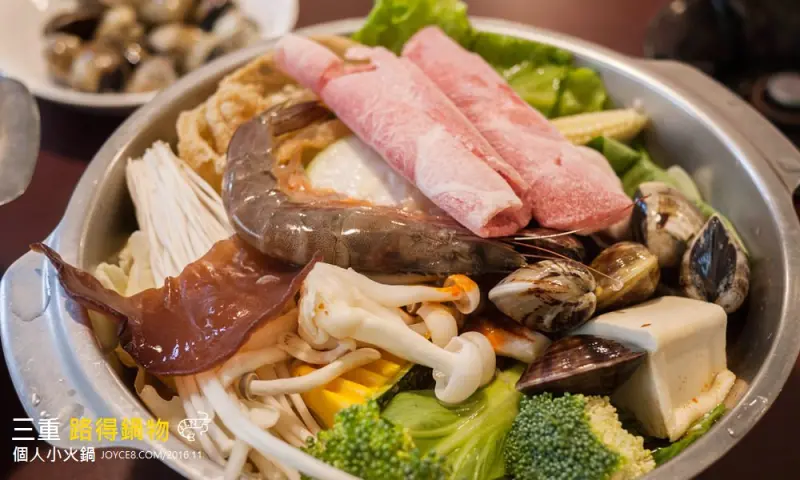 三重【路得小火鍋】巷子內的火鍋店，泡菜、飲料、白飯吃到飽