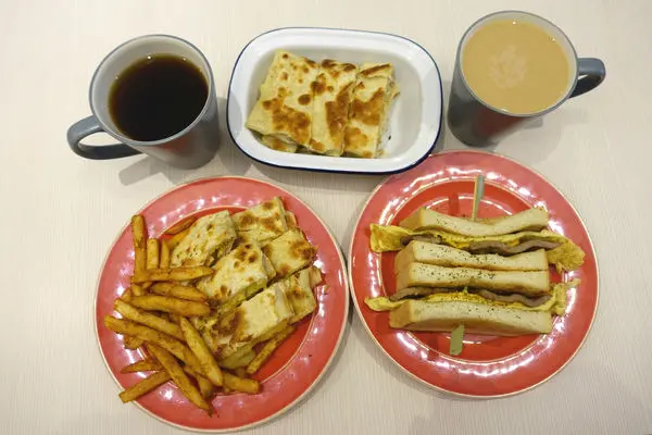 早澤‧美麗乾燥花相伴的三種起司和鮪魚牽絲蛋餅，早餐就是要吃到這種像蔥油餅的手工餅皮啊~