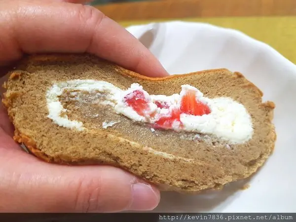 <272 Pâtisserie>娜麗茹卡伯爵草莓捲的魔力,不管你怎切,每片都會有草莓的甜甜誘人好味道,香草月牙糖餅超犯規的讓人停不了啊!