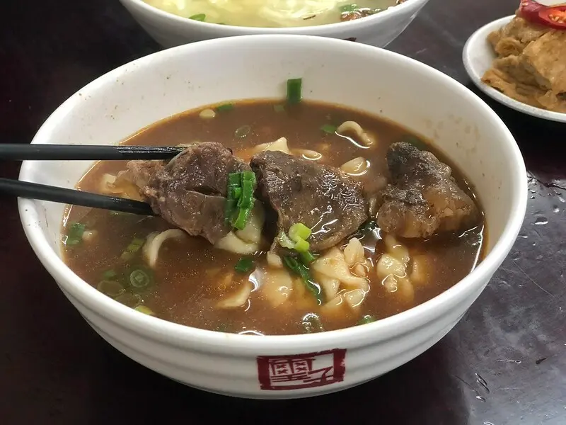 【新竹·竹北美食】璽子牛肉麵(竹北店)，使用澳洲牛肉的牛肉麵專賣店，來訪必吃手工斤餅。(新竹牛肉麵推薦、在地平價小吃)