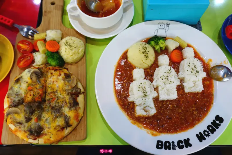 【高雄】♛BRICK WORKS樂高積木主題餐廳(高雄店)♛用餐即可免費玩樂高．玩樂高親子餐廳．美味甜點與主餐．草衙道2樓