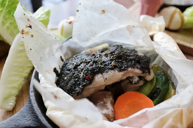 【台南美食】玖二品生活咖啡館- 安平早午餐推薦．法式紙包料理．地中海飲食新概念