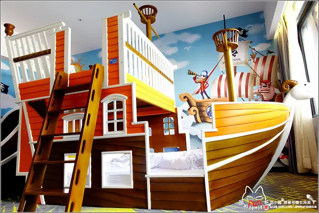 【高雄】富野渡假酒店，地表上離夢時代購物中心最近的飯店，近高雄輕軌鄰凱旋夜市，還有海賊王親子主題房...不用再到外縣市，高雄也有溜滑梯親子房啦