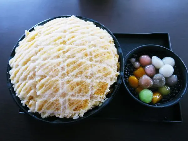 *台南美食*台南東區焦糖煉乳包心粉圓，比臉還大的菠蘿麵包冰，配料超豐富!!