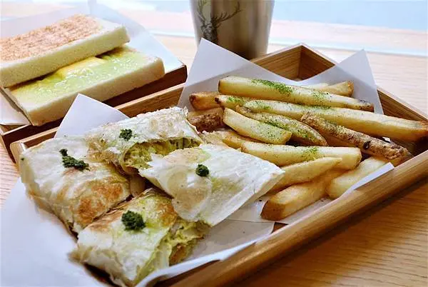 蘆洲炭烤吐司-貳仁炭烤吐司販売.炭烤吐司、手作蛋餅.蘆洲美食.文青風早餐店.近三民高中捷運站