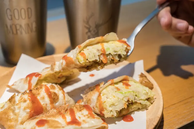 蘆洲文青風日式早午餐｜貳仁 炭烤吐司販売 蛋餅控一定要收藏的爆料塔香菇菇蛋餅、炭烤吐司專賣店、捷運三民高中站美食、蘆洲早餐推薦、內有菜單menu