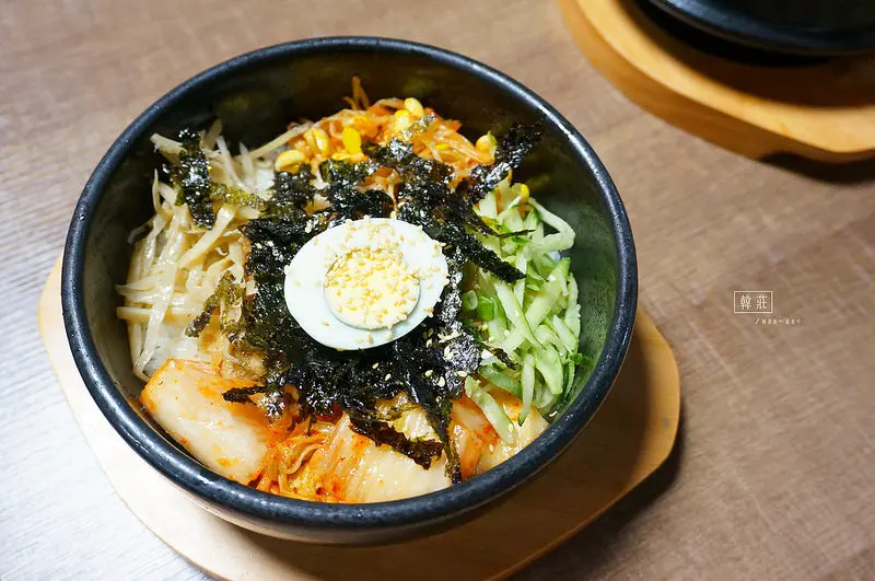 【輔大】★韓莊韓風料理★免費小菜吃到飽，海鮮煎餅真材實料好美味｜輔大美食 韓式料理 石鍋拌飯 硬骨魚覓食中