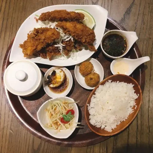 台北公館捷運站/右手泰式定食/可改素食/一份定食5種滿足