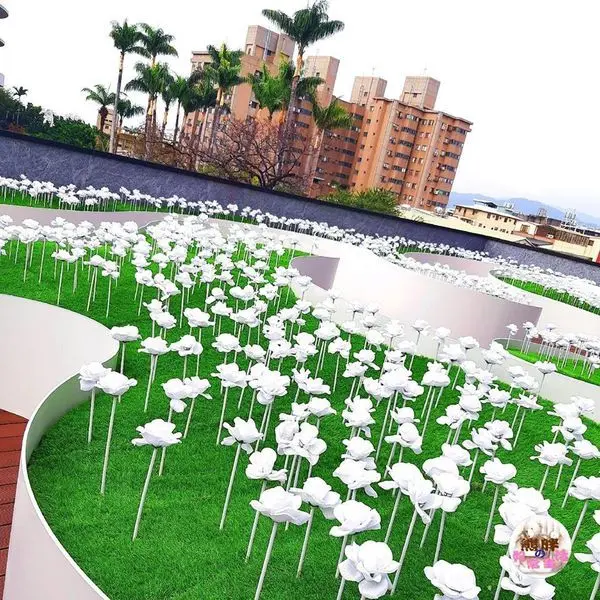 【台中】台中軟體園區 Dali Art藝術廣場用玫瑰花打造浪漫的小天地，好多人來此朝聖。