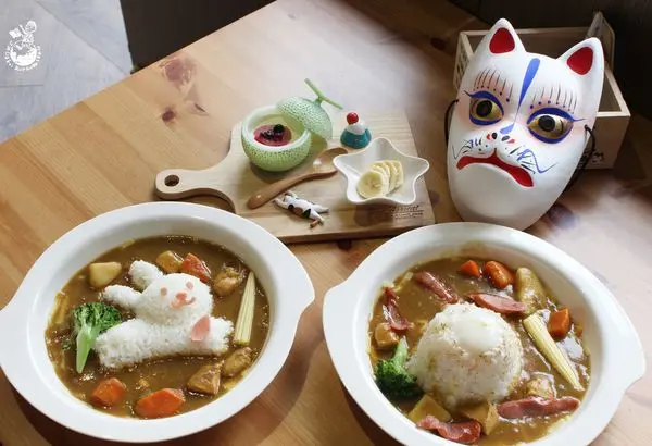 【台北大同區美食】青山珈琲店//赤峰街日式家庭料理店，店兔咖哩飯和熔岩咖哩飯療癒你的胃，甜點和飲品隨機附杯緣子