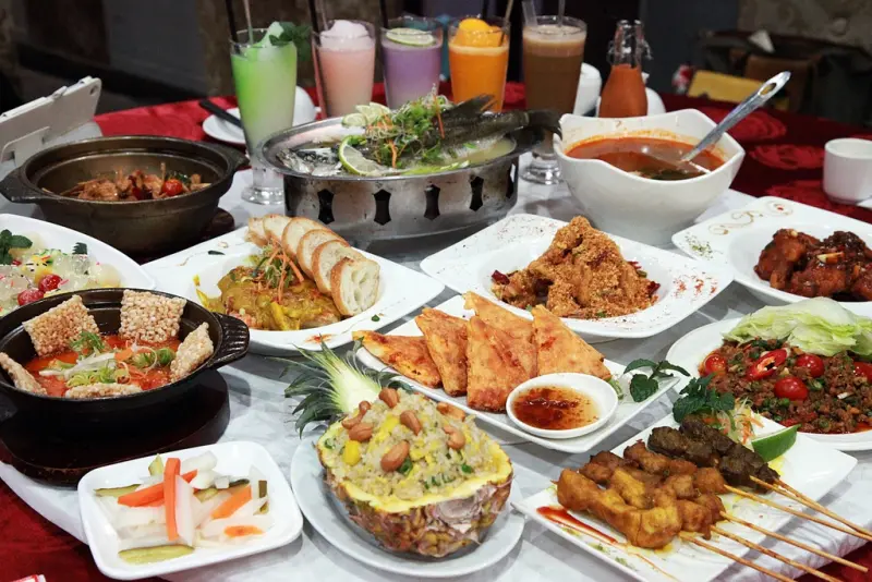 台南美食-芯芯要去【凹凸泰式餐廳】99元平價泰式料理&50年經驗正宗香港師傅製作必點燒臘