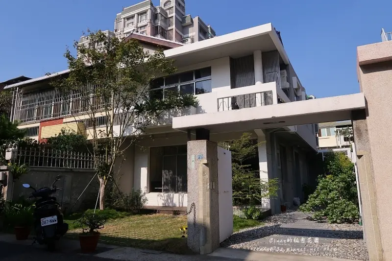 【台中西區】Match Neverland📌 默契咖啡二店!美軍宿舍老宅新空間,白色洋樓,綠意盎然的庭院,二店明亮清新！近精誠商圈！