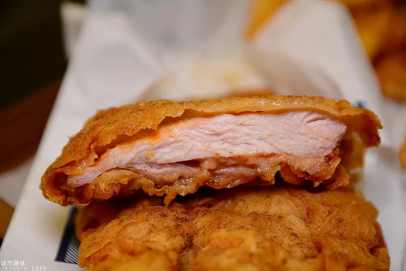 【台中│美食】近科博館、勤美綠園道美食，使用溫體雞肉，薄脆皮包住雞排原味，雞肉軟嫩多汁，配杯古早味楊桃汁。城市雞排