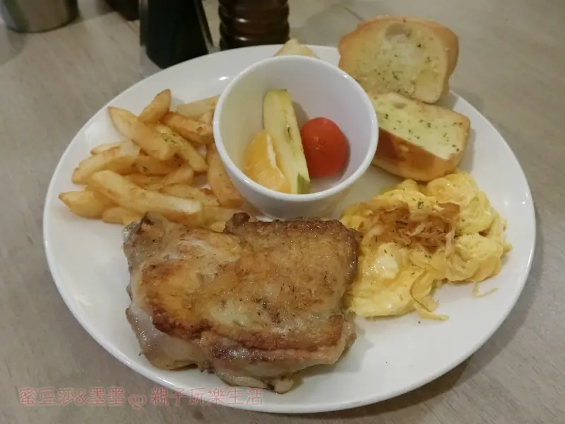 新店七張站∣雨田+ 如自家般的溫馨早午餐 還可轉扭蛋決定餐點不怕選擇困難∣新店美食