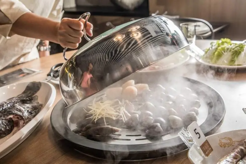 [台北松山]台北海鮮餐廳推薦，生猛海鮮霸氣上桌！高溫蒸氣完封海鮮精華！蒸龍宴-蒸汽養身海鮮館敦化店 - 大手牽小手。玩樂趣