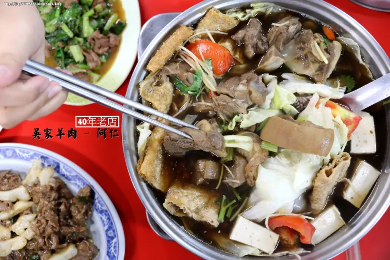 【台南.仁德區】吳家羊肉 - 阿仁。40年老店：吃了會上癮的羊肉爐，美味的羊肉料理在這裡