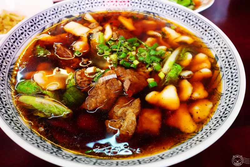 ※ 寶島口福牛肉麵 ※ 湯頭順口肉大塊的牛肉麵，還有牛肉餛飩麵疙瘩也好食！【星羽愛美食-台中西區】