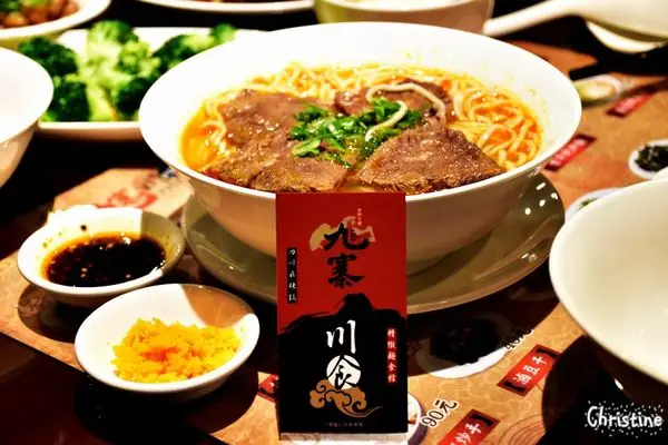 【台北。美食】善導寺站 / 九寨川味精緻麵食館，經典牛肉麵/麻辣麵，好喝的酥麻湯底，澎湃不膩口的滷味拼盤