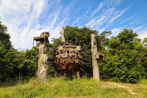 種子星球。地景藝術種子星球來作客。以漂流木為材料的作品有如飄浮在半空中