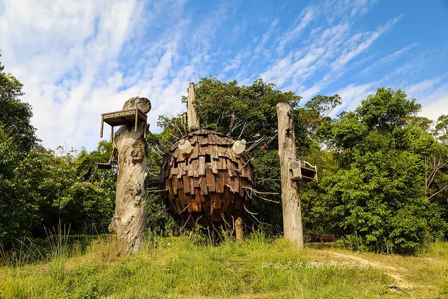 種子星球。地景藝術種子星球來作客。以漂流木為材料的作品有如飄浮在半空中