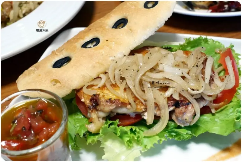 【台中.南區】慢漫知旅。樂讀 . 鄰近中興大學嶄新中西合併無國界複合式義式料理，規劃有兒童沙坑玩耍的親子友善餐廳