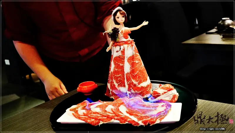 【鼎太極麻辣火鍋】公館捷運站～超吸睛的火焰美牛沙朗，顛覆重統，把肉片穿在芭比娃娃身上，創意十足，不吃會槌心甘