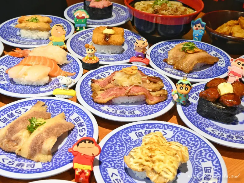 藏壽司│吃藏壽司抽最新扭蛋！超Q蠟筆小新立體吊飾，期間限定，蠟筆小新迷快來收集～