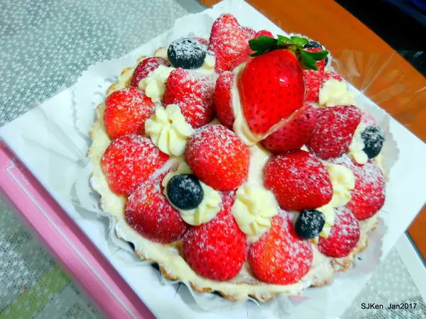 (捷運板南線南港站周邊美食)「上城糕餅小鋪 Global Mall 南港車站店」--- 美味的甜心草莓塔